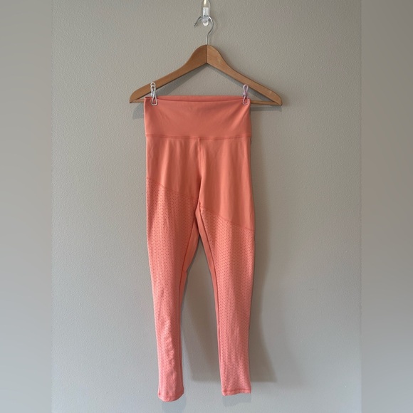 BUFFBUNNY Peach 🍑 Women’s Athletic Leggings with Pinhole Detail on Legs Size L - Picture 1 of 9